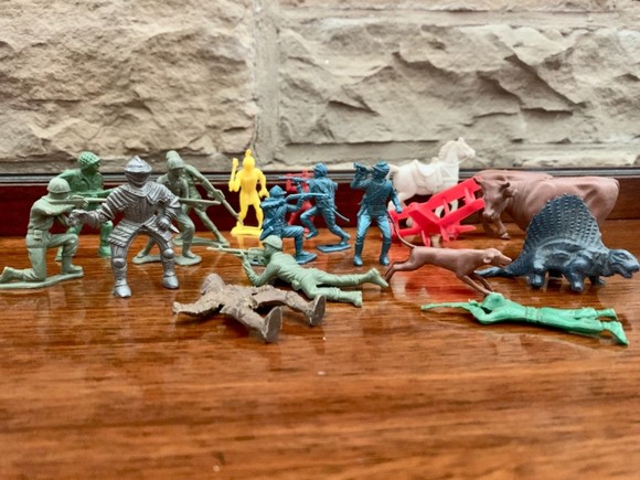 Lot Of 19 VTG. Plastic Toys Soldier Cow Horse Knight Plane Dog Dinosaur Indian - Picture 6 of 8